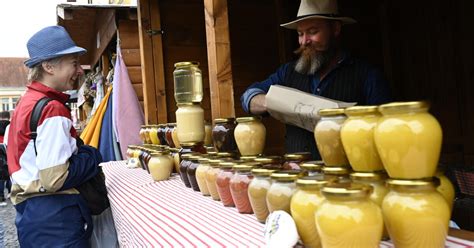 Ľudia na tradičnom slovenskom jarmoku