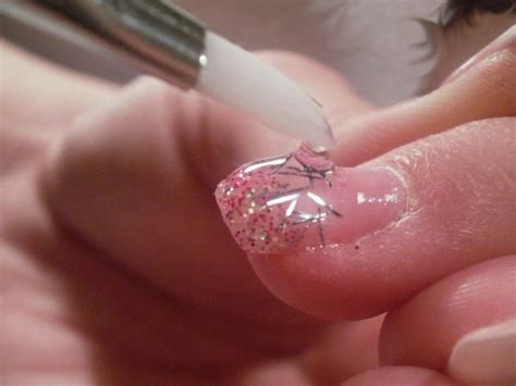 Stavebný gél aplikovaný na necht