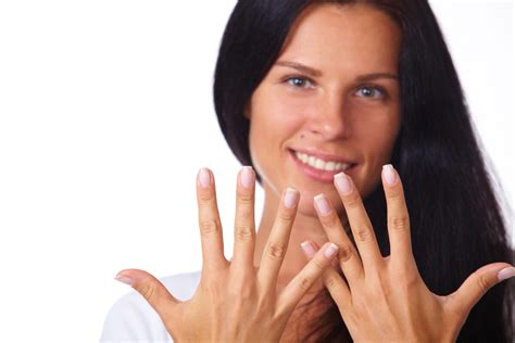 Ruka s profesionálne upravenými nechtami