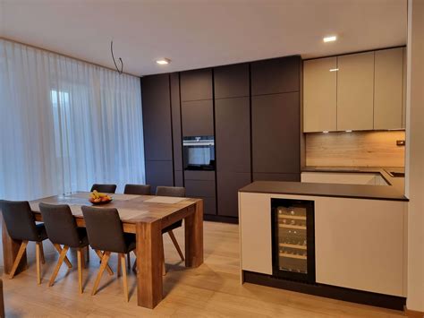 Interiér kuchyne s novou kuchynskou linkou