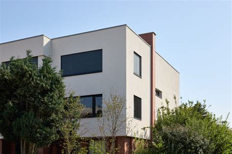 Bratislavský mestský blok s historickou architektúrou a modernými prvkami