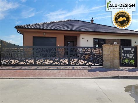 Fotografia budovy s označenou poštovou schránkou