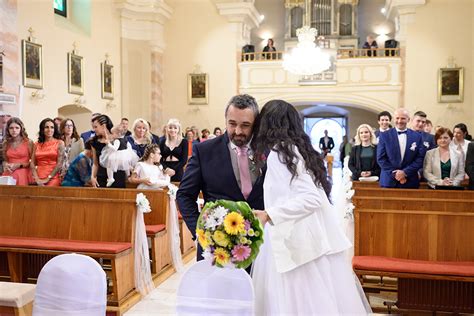 Družičky a družbovia pri oltári