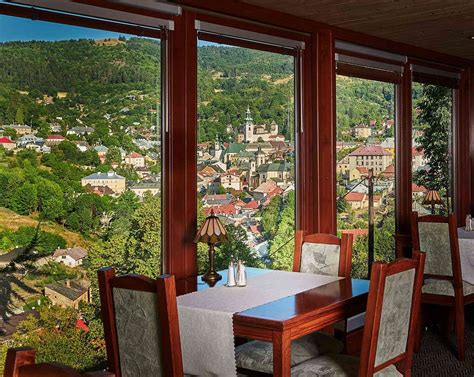 Pohľad na historické centrum Primoštenu s kamennými domami a kostolom na kopci.