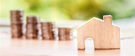 Infografika porovnávajúca stavebné sporenie a hypotéku