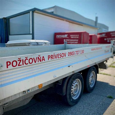 Ilustračná fotografia rôznych typov zaparkovaných prívesných vozíkov