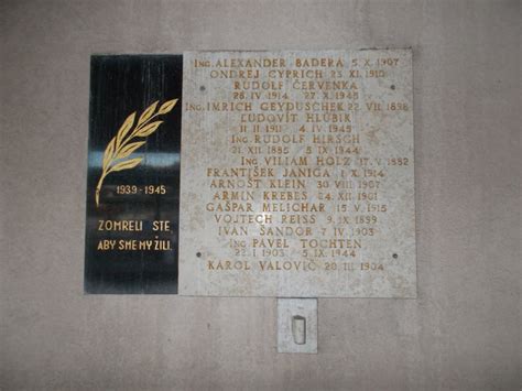 Pamätná tabuľa na prvom panelovom dome na Slovensku