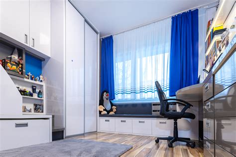 Detská izba s originálnou lampou a namaľovanými ovečkami