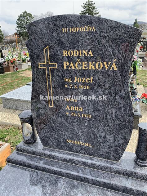 Kamenár pracujúci na obnove nápisu na náhrobnom kameni