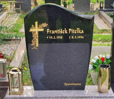 Nádherne renovovaný náhrobný kameň s vylešteným povrchom a zlatým písmom