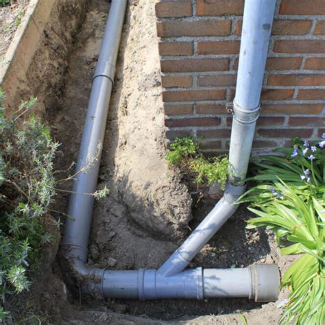 Náčrt správne vykopanej drenážnej ryhy so spádom