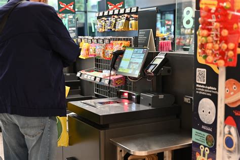 Ilustrácia znázorňujúca predavača pri pokladni s hotovosťou