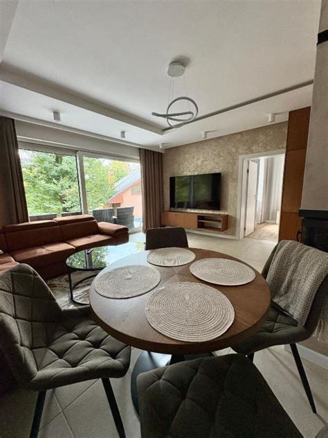 Interiér moderného apartmánu s výhľadom na jazero