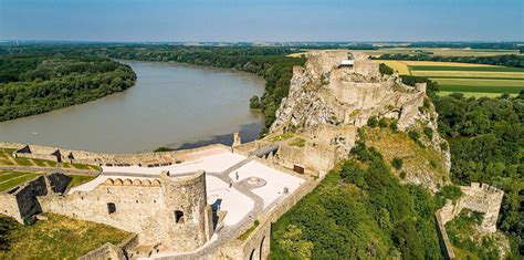 Hrad Devín a sútok Dunaja a Moravy