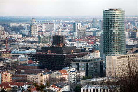 Pohľad na budovu Slovenského rozhlasu z ulice