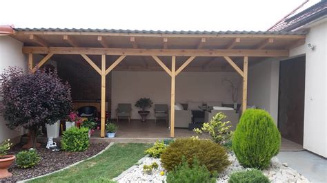 Ilustrácia dreveného prístrešku na drevo v záhrade