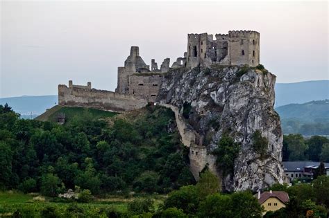 Architektonický pohľad na hrad Beckov