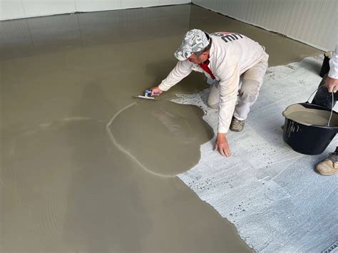 Ilustrácia znázorňujúca spádovanie podlahy v garáži smerom k odtokovému žľabu