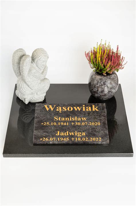 Symbolický náhrobok s datovaním