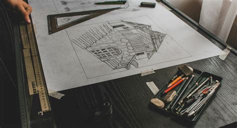 Architekt pri práci na plánoch