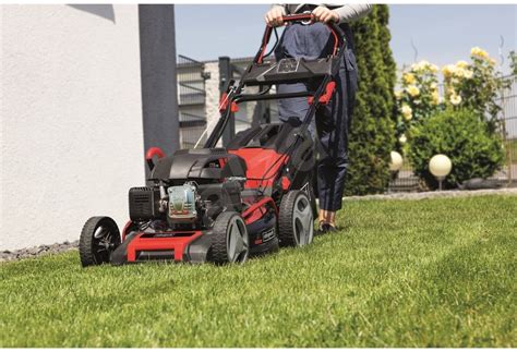 kosačka na trávu v akcii