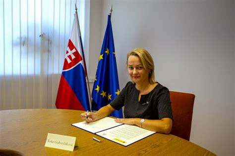 Ilustrácia právnika pri podpise zmluvy