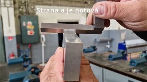 Detailný záber na lisovanie styčníkového plechu do dreveného prvku pomocou hydraulického lisu.