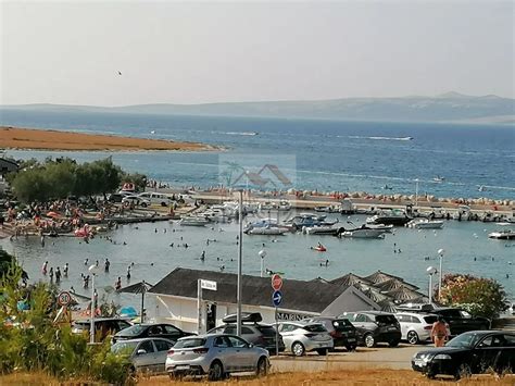 Pohľad na istrijské pobrežie s apartmánmi pri mori