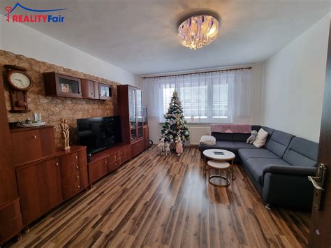 interiér moderne zrekonštruovaného jednoizbového bytu s loggiou