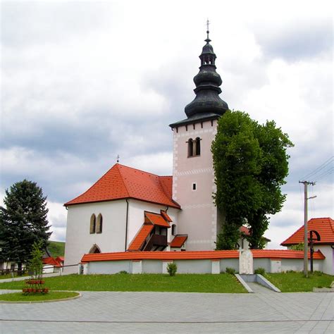 Panoramatický pohľad na obec Liptovské Sliače s okolitými horami