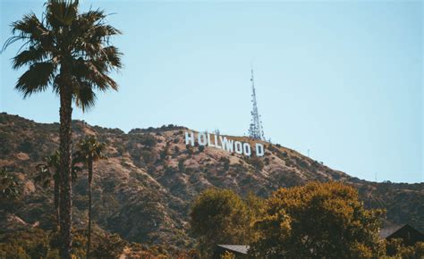 Hollywood Sign s mestom Los Angeles v pozadí