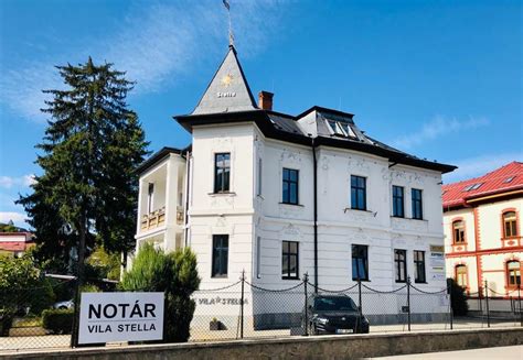 Taliansky notár podpisujúci dokumenty