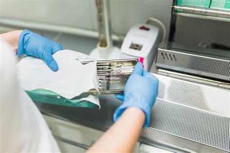 Infografika zobrazujúca kroky sterilizácie zubných nástrojov