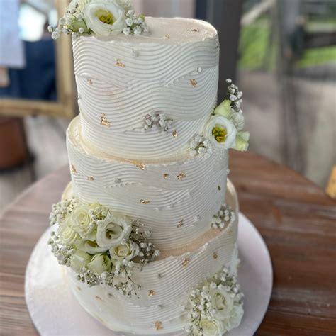 Moderná svadobná torta s priehľadnými prvkami