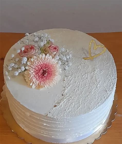 Svadobná torta s akrylovými panelmi a kvetmi