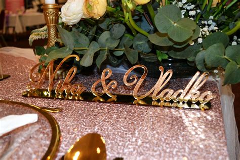 Svadobný tortový stôl s dekoráciami vo forme tortovej vinetty