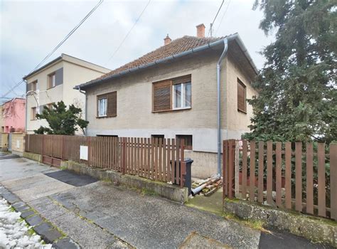 Pohľad na tehlový bytový dom na ulici Petőfiho