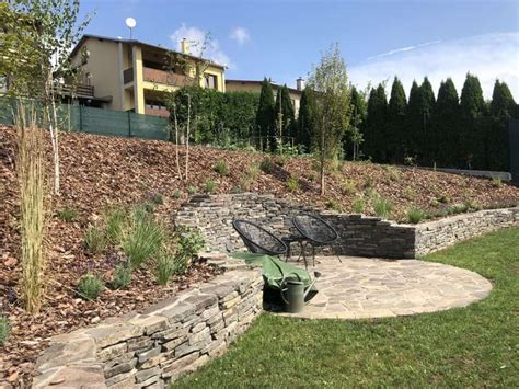 Ilustrácia mierneho svahu v krajine