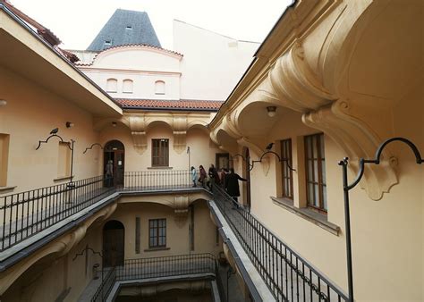 Detailne zobrazenie strechy pavlače s lamelami