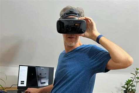 Ilustrácia osoby používajúcej VR headset