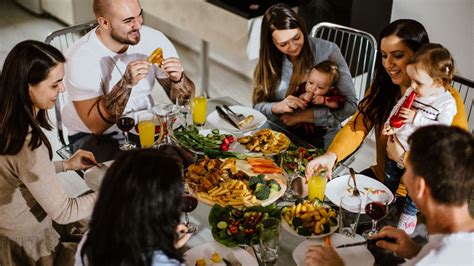Ľudia v kruhu diskutujú