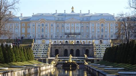 Peterhof - pohľad na Veľký palác a kaskádu fontán