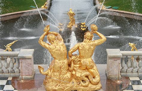 Detail fontány v Dolnom parku Peterhofu
