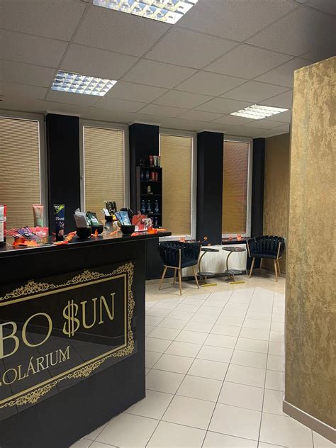 Ulica v centre mesta Sereď s obchodmi a službami
