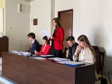 Obraz symbolizujúci súdny proces a právne dokumenty