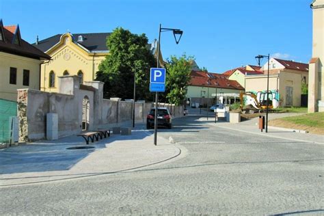 Fotografia zrekonštruovanej ulice s cyklopruhom a moderným osvetlením