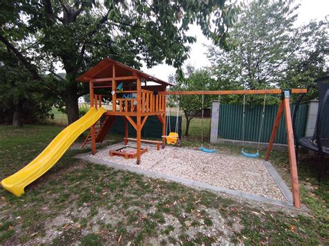 Fotografia detského ihriska s trampolínou a hojdačkami