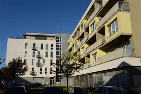 Moderný polyfunkčný dom