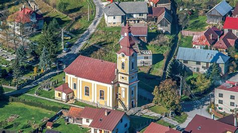 Panoramatický výhľad na obec Telgárt s dominantou Kráľovej hole