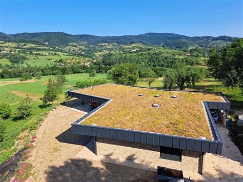 Energeticky sebestačný drevostavba so zelenou strechou a fotovoltaickými panelmi